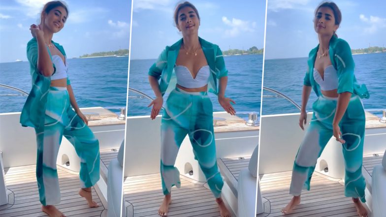 Pooja Hegde Grooves to Arabic Kuthu From Beast, Does the #HalamithiHabibo Step for Fans (Watch Video)