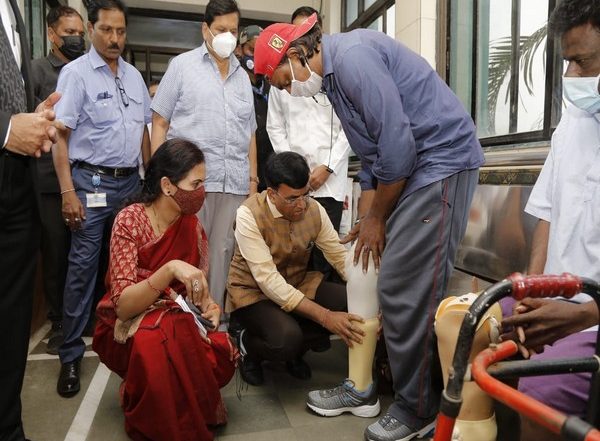 India News | Health Minister Mansukh Mandaviya Helps Differently-abled Man Wear Prosthetic Leg, Terms It as an 'unforgettable' Moment