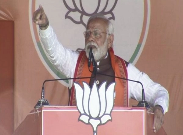 India News | Had to Bear a Govt for Two Years Initially Which Wasn't Ready to Give Money of the Poor to Them, PM Modi Takes Dig at Akhilesh