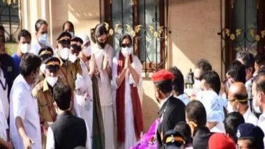 Entertainment News | Asha Bhosle Folds Hands in Respect of Late Sister Lata Mangeshkar