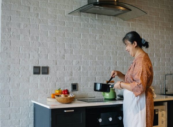 Lifestyle News | Daily Activities Like Washing Dishes Reduce Heart Disease Risk in Senior Women: Study