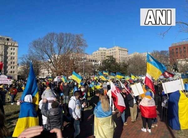 World News | US: Protesters Hold Pro-Ukraine Rally in Front of White House, Urge Putin to Call off His Invasion of Ukraine