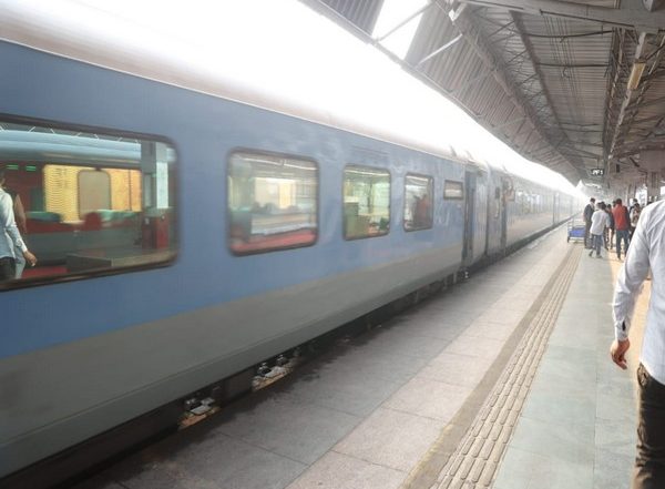Duronto Express Robbery: Passengers Looted By Armed Robbers in Bihar, Railways Mulls Special Protection on Premier Trains