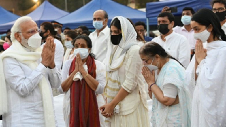 Lata Mangeshkar Funeral: Amid Chanting of Vedic Hymns, Late Singer’s Body Consigned to Flames