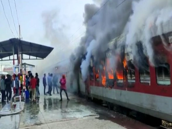 Bihar Fire: Blaze Erupts in Empty Train at Madhubani Railway Station (Watch Video)