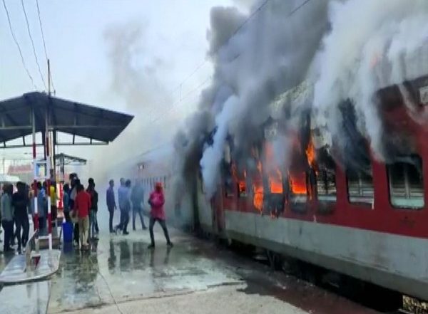 Bihar Fire: Blaze Erupts in Swatantrata Senani Express at Madhubani Railway Station (Watch Video)