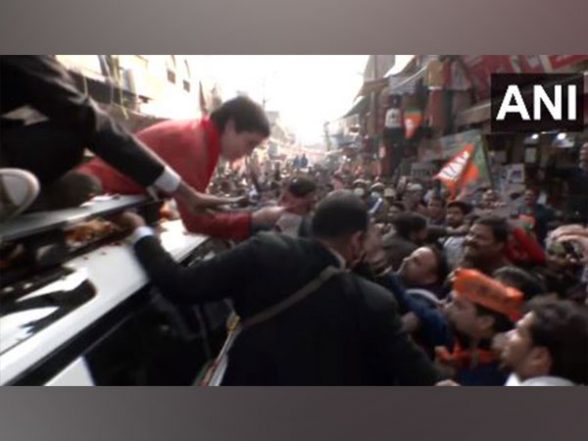 India News | Priyanka Gandhi Gives Copy of Congress Youth Manifesto to BJP Workers in Aligarh - Vimarsana News