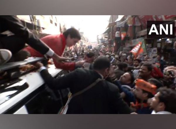 India News | Priyanka Gandhi Gives Copy of Congress Youth Manifesto to BJP Workers in Aligarh