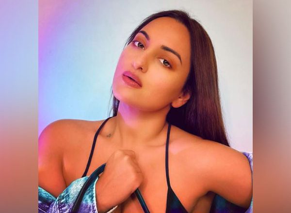 Entertainment News | Sonakshi Sinha Struggles with 'eyeliner Anxiety'
