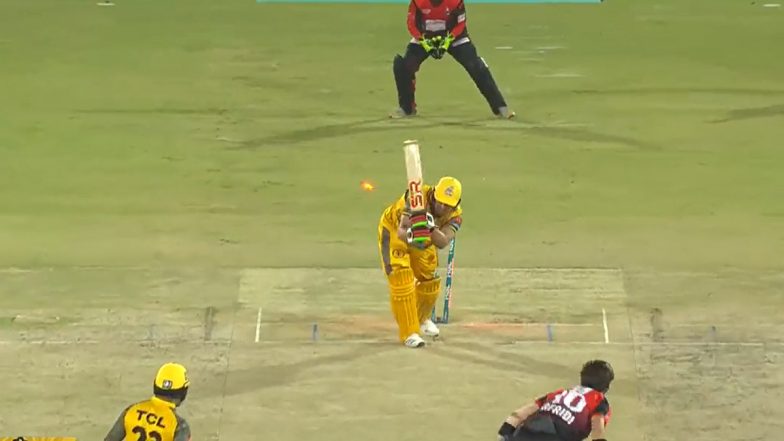 Shaheen Shah Afridi Castles Hazratullah Zazai With a Beautiful Yorker During Peshawar Zalmi vs Lahore Qalandars PSL 2022 Match (Watch Video)