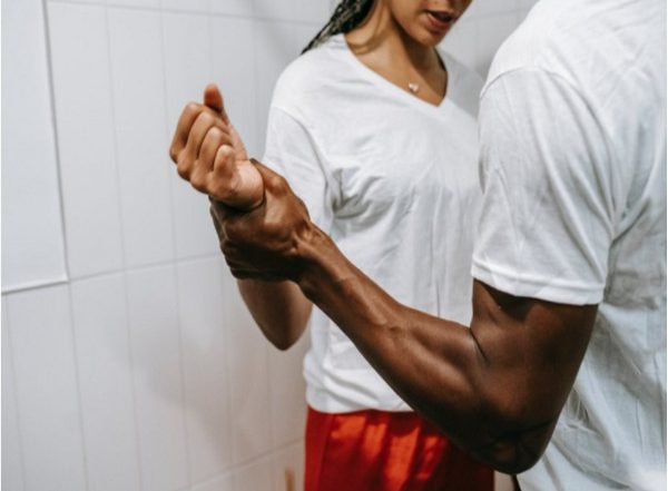 Health News | Age of Natural Menopause Linked to Violence Exposure: Study