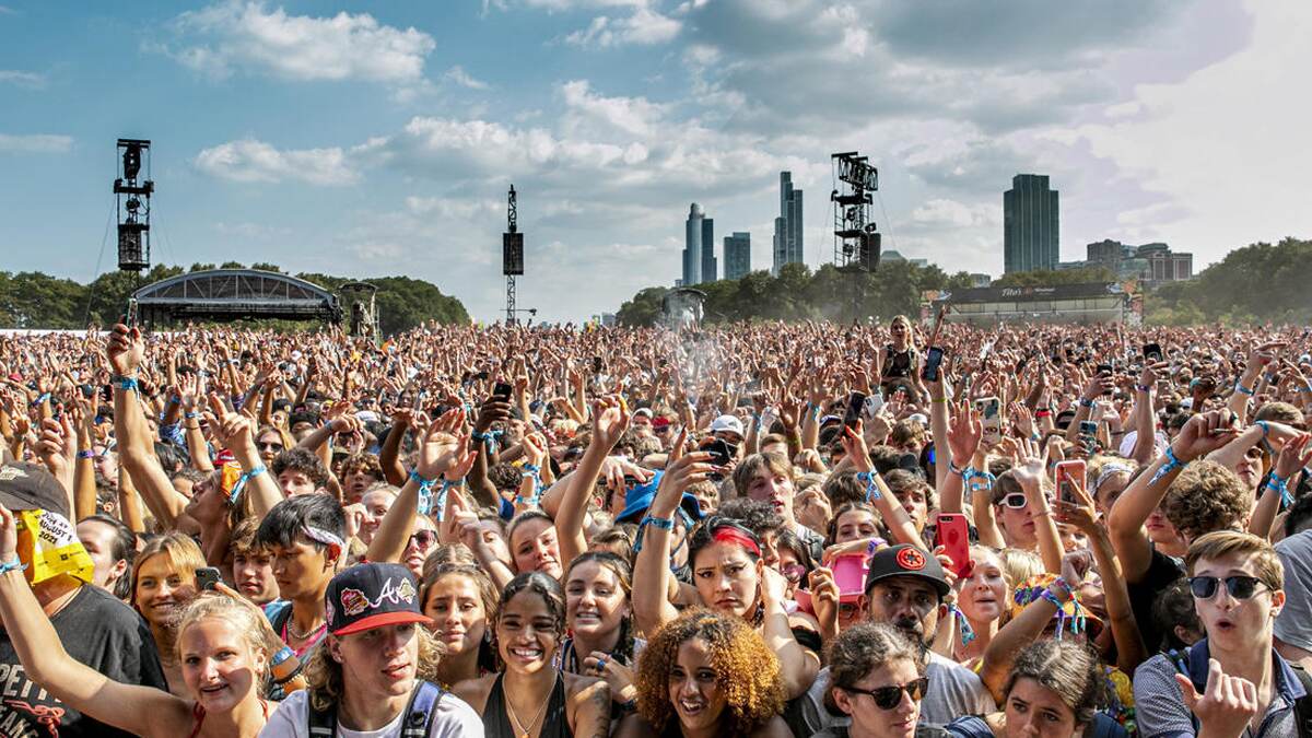 Lollapalooza 2022 Day Two Review: Dua Lipa, MGK, Wet Leg, More