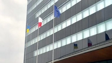 World News | Polish Nationals in Warsaw Say They Stand with Ukraine, Wave Ukrainian Flags