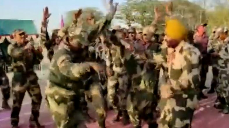 Holi 2022: BSF Personnel Celebrate Holi by Singing and Dancing in Jaisalmer (Watch Video)