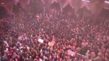 Mathura Holi 2022: People Throng at Vrindavan's Banke Bihari Temple to Celebrate Holi