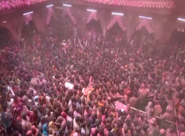 Mathura Holi 2022: People Throng at Vrindavan's Banke Bihari Temple to Celebrate Holi