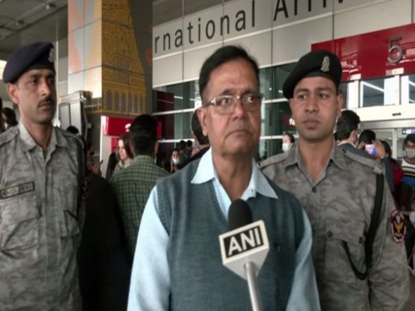 India News | CRPF DIG Among Crowd of Anxious People Waiting to Receive Students Arriving from Ukraine - Vimarsana News