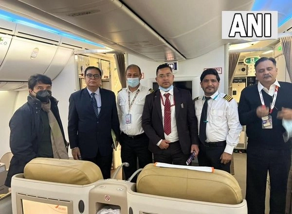 World News | Operation Ganga: Jyotiraditya Scindia Reaches Romania to Oversee Evacuation of Indians Stranded in Ukraine