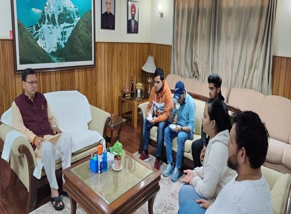 India News | CM Dhami Meets Indian Student Returnees from Ukraine in Delhi, Enquires About Their Well-being