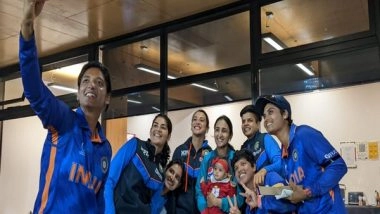 Sports News | Indian Team Snaps Adorable Picture with Pakistan Skipper Bismah and Her Daughter