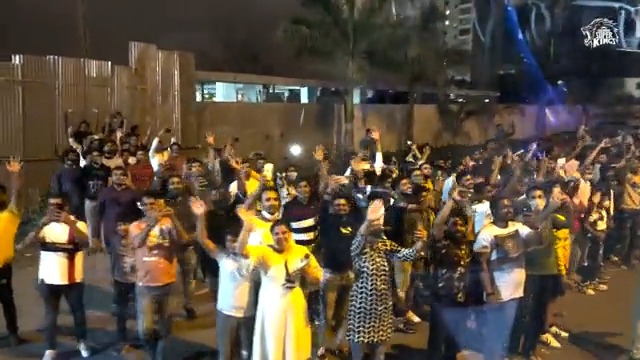 MS Dhoni and Co. Receive Thumping Welcome by Chennai Super Kings Fans in Surat Ahead of IPL 2022 (Watch Video)