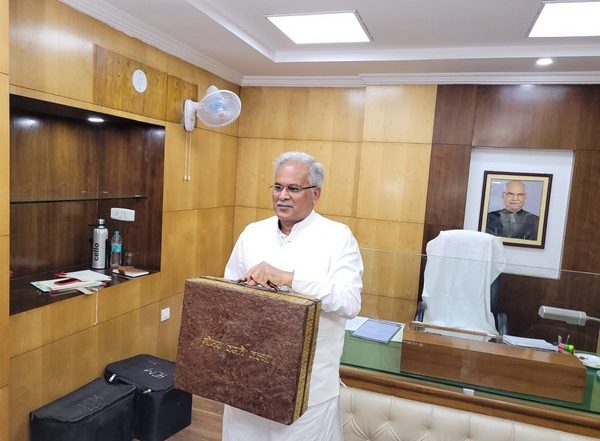Chhattisgarh CM Bhupesh Baghel Carries Briefcase Made of Cow Dung to Present State Budget 2022-23 (See Image)