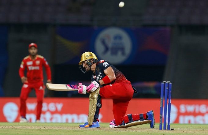 FAF Does ABD! Faf du Plessis Plays Scoop Shot Akin to AB de Villiers During PBKS vs RCB IPL 2022 Match (Watch Video)