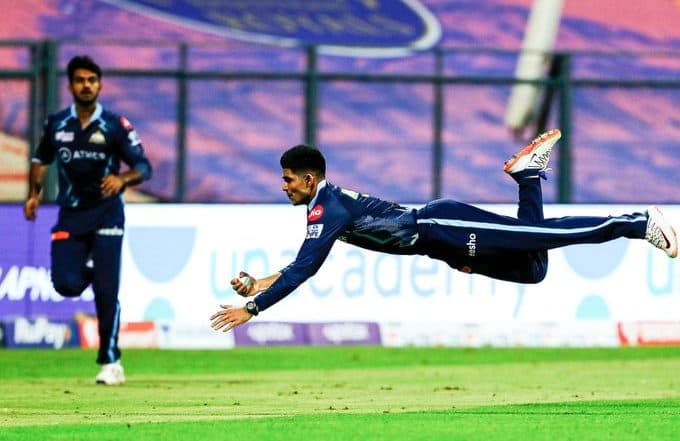 Shubman Gill Catch Video: Watch Gujarat Titans Player Take a Stunner to Dismiss Evin Lewis