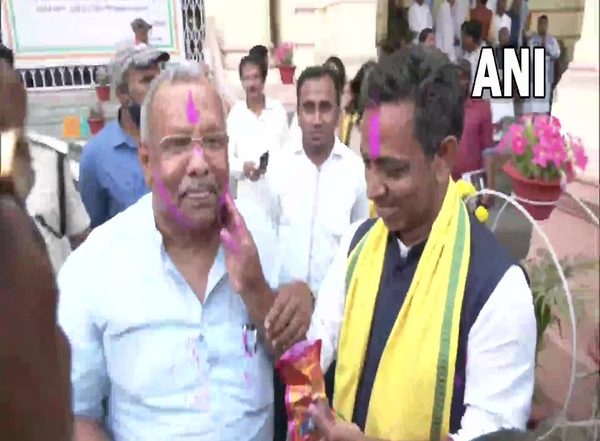 Holi 2022: Bihar Deputy CM Tarkishore Prasad Celebrates Holi With MLAs Outside Assembly