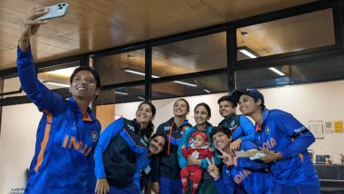 Team India Players Play With Pakistan Captain Bismah Maroof’s Daughter Fatima After IND vs PAK CWC 2022 Match (Watch Video)