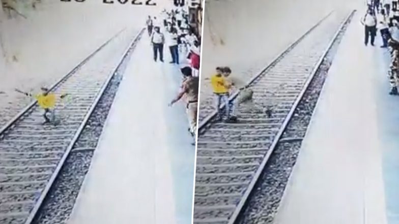 GRP Constable Jumps on Tracks to Rescue 18-Year-Old Boy Who Jumped In Front of Express Train at Vithalwadi Railway Station (Watch Video)