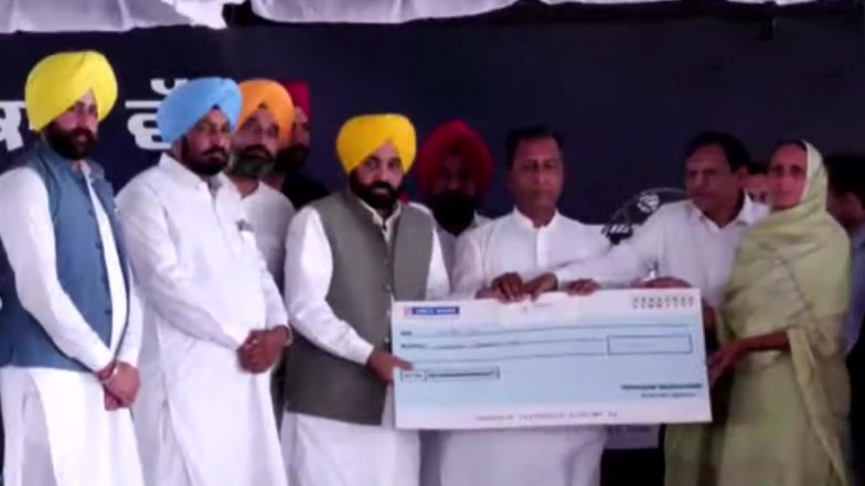 Punjab CM Bhagwant Mann Gives Compensatory Cheques to Farmers Affected by Pink Bollworm Attack