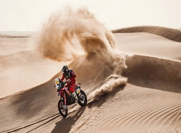 Sports News | Honda's Pablo Quintanilla in Contention for Abu Dhabi Desert Challenge Victory