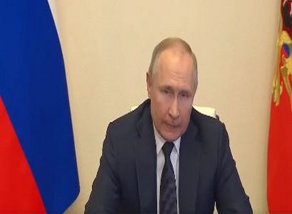 World News | Putin Alleges Ukrainian 'neo-Nazi' Units Preventing Foreigners from Leaving War Zone, Using Them as Human Shields