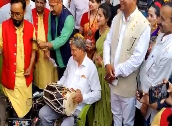 India News | On Holi, Harish Rawat Tries His Hands at Playing 'dholak'