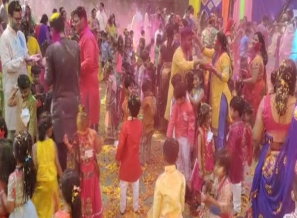 India News | Gujarat: School Children Celebrate Eco-friendly Holi with Wasted Flowers of Temple