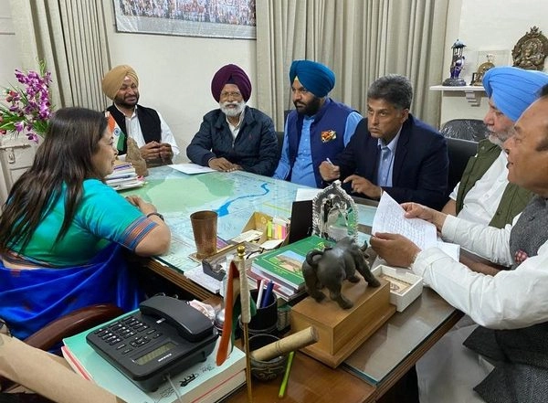 India News | 6 Punjab MPs Meet MoS Meenakshi Lekhi, Urge Her to Evacuate Indian Students from Ukraine Soon