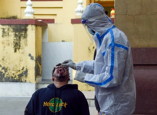 India News | Delhi Reports 325 New COVID-19 Cases, One Death in Last 24 Hrs