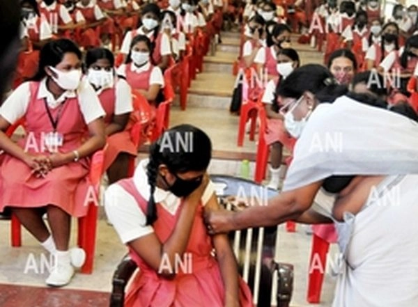 India News | Delhi HC Asks Centre to File Status Report on COVID-19 Vaccination for Children Below 12