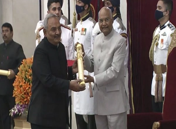 India News | Former CAG Rajiv Mehrishi Receives Padma Bhushan, in Field of Civil Services