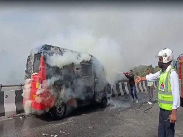 India News | Fire Breaks out in ATM Cash Van on Delhi-Gurugram Expressway - Vimarsana News