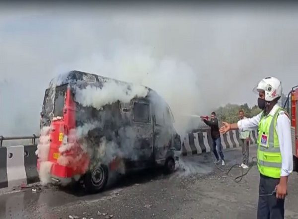 India News | Fire Breaks out in ATM Cash Van on Delhi-Gurugram Expressway