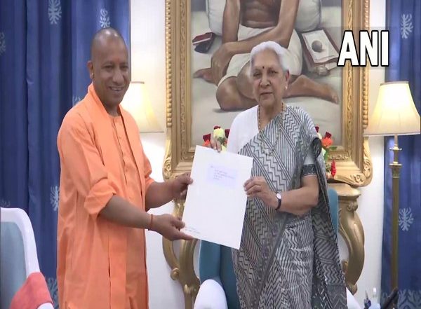 India News | Yogi Adityanath Calls on Governor Anandiben Patel, Stakes Claim to Form Uttar Pradesh Government