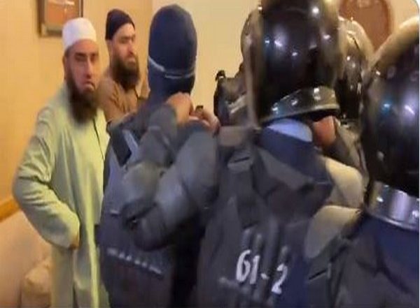 World News | Pakistan Police Storm Parliament Lodges, Make Arrests Despite Appeals from Opposition Legislators