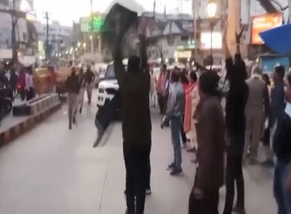 India News | UP Polls: Mamata Shown Black Flags, Sits on Stair to Watch Ganga Aarti in Protest