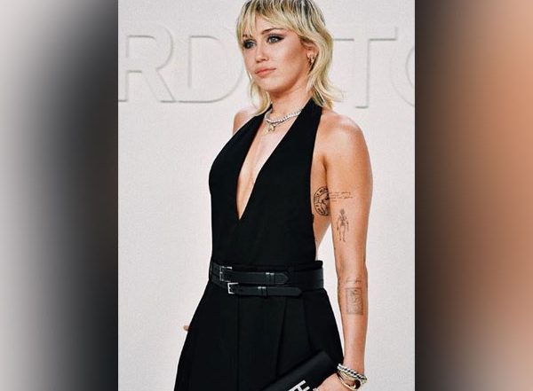 Entertainment News | Miley Cyrus' Plane Forced to Make Emergency Landing After Being 'struck by Lightning'