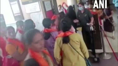 India News | The Kashmir Files: Scuffle Breaks out at Theatre After Women Asked to Remove Their 'saffron Stoles'