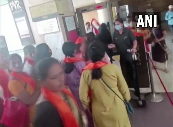 India News | The Kashmir Files: Scuffle Breaks out at Theatre After Women Asked to Remove Their 'saffron Stoles'