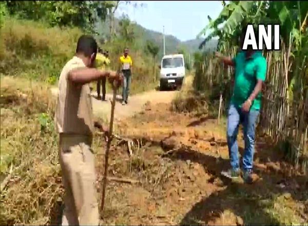 India News | Odisha Panchayat Polls: Defeated Sarpanch Candidate Digs Up Road, Removes Street Light in Gajapati
