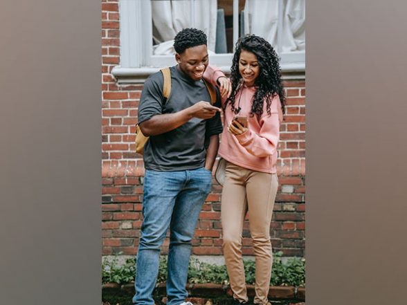 Lifestyle News | Researchers Highlight Impact of Social Media on Well-being Varies Across Adolescence - Vimarsana News